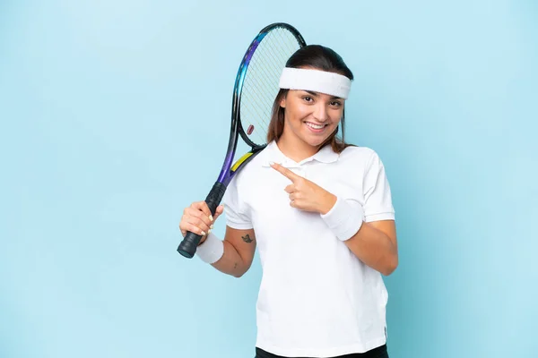 Mavi Arka Planda Izole Edilmiş Genç Tenis Oyuncusu Bir Ürünü — Stok fotoğraf
