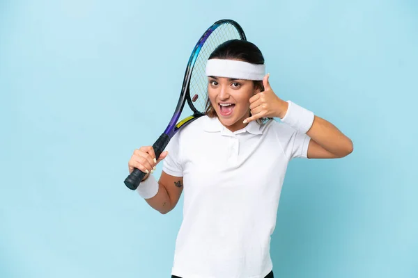 Joven Jugadora Tenis Aislada Sobre Fondo Azul Haciendo Gesto Telefónico —  Fotos de Stock
