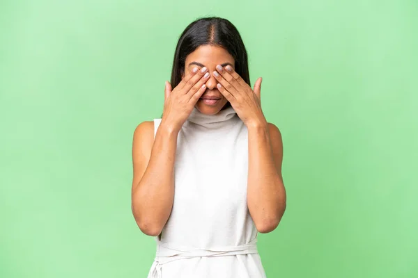 Молодая Африканская Американка Изолированном Фоне Закрывает Глаза Руками — стоковое фото