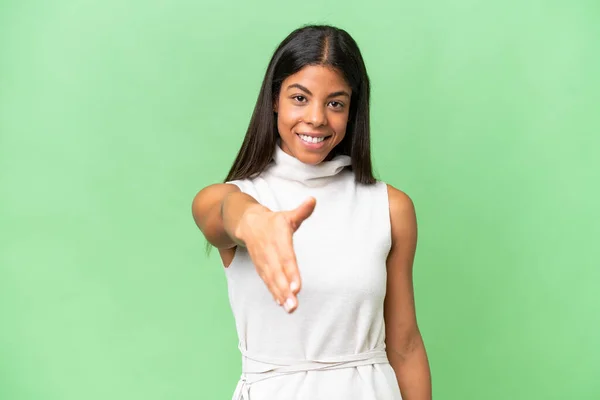 Junge Afrikanisch Amerikanische Frau Über Isolierten Hintergrund Schüttelt Hände Für — Stockfoto
