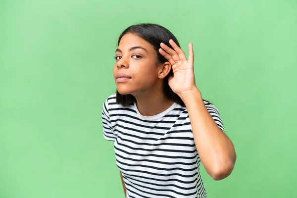 Giovane Donna Afroamericana Sfondo Isolato Ascoltando Qualcosa Mettendo Mano All — Foto Stock