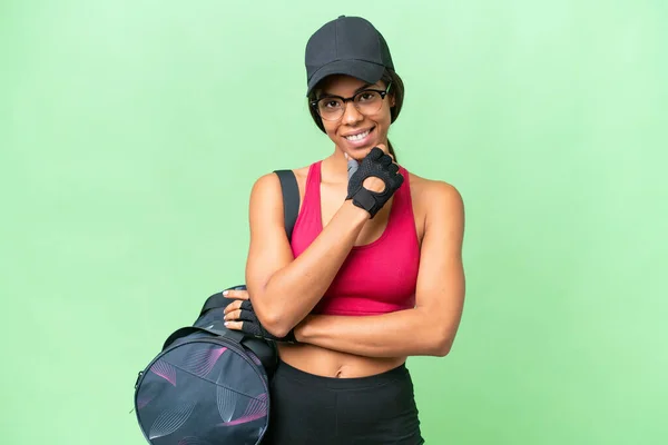 年轻的非洲裔美国女子 戴着运动包 背负孤立的背景 戴着眼镜 面带微笑 — 图库照片