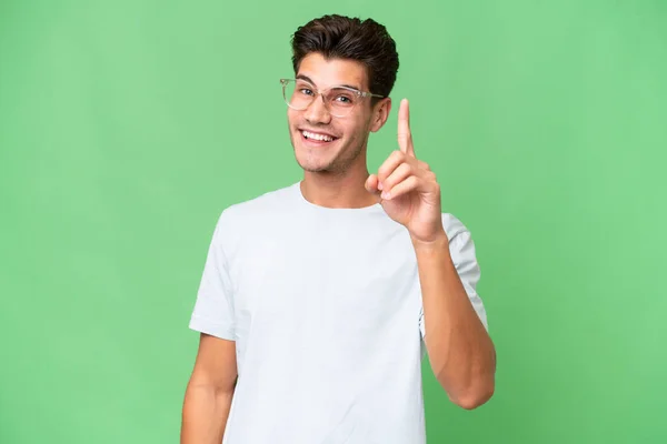 Jonge Kaukasische Knappe Man Geïsoleerde Achtergrond Glimlachen Tonen Overwinning Teken — Stockfoto