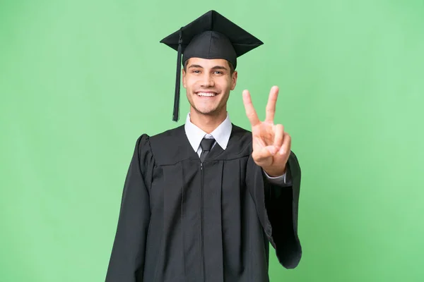 Νεαρός Απόφοιτος Πανεπιστημίου Καυκάσιος Άνδρας Πάνω Από Απομονωμένη Φόντο Χαμογελώντας — Φωτογραφία Αρχείου