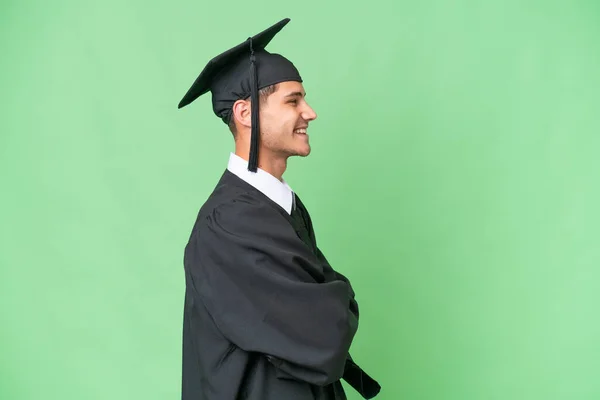 年轻的大学毕业生白人男子在横向职位上超越了孤立的背景 — 图库照片