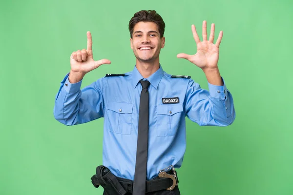 Jovem Policial Sobre Fundo Isolado Contando Sete Com Dedos — Fotografia de Stock