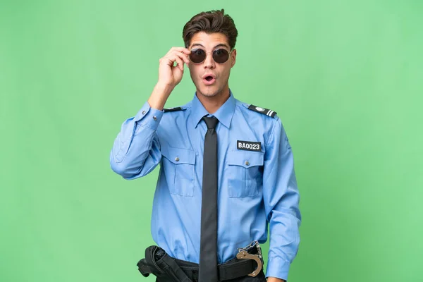Joven Policía Sobre Fondo Aislado Con Gafas Sorprendido —  Fotos de Stock