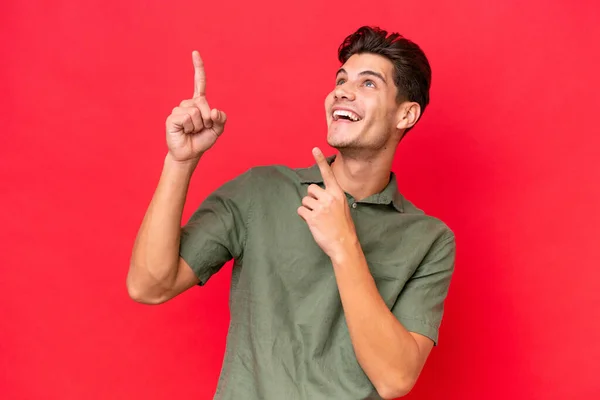 Jonge Blanke Knappe Man Geïsoleerd Rode Achtergrond Wijzen Met Wijsvinger — Stockfoto