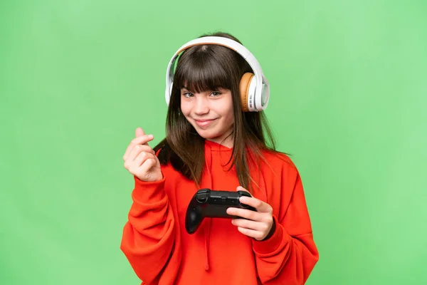 小高加索女孩玩电子游戏控制器比孤立的背景赚钱的姿态 — 图库照片