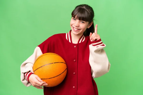 Маленькая Белая Девочка Играет Баскетбол Изолированном Фоне Указывая Отличную Идею — стоковое фото