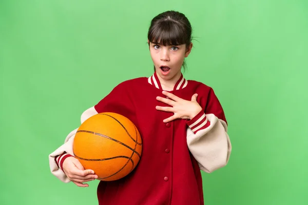 Маленька Біла Дівчинка Грає Баскетбол Над Ізольованим Тлом Здивована Шокована — стокове фото