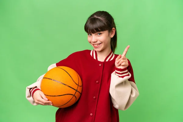 Mały Kaukaski Dziewczyna Gra Koszykówkę Odosobnionym Tle Pokazując Podnosząc Palec — Zdjęcie stockowe