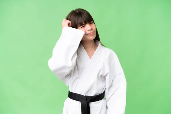 Kleines Kaukasisches Mädchen Beim Karate Vor Isoliertem Hintergrund Mit Zweifeln — Stockfoto