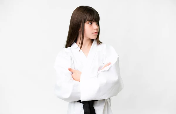 Piccola Ragazza Caucasica Sfondo Bianco Isolato Facendo Karate Mantenendo Braccia — Foto Stock