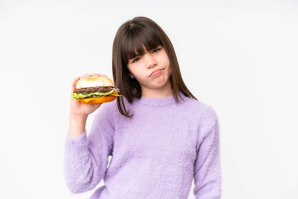 Kleines Kaukasisches Mädchen Hält Einen Burger Mit Traurigem Gesichtsausdruck Über — Stockfoto