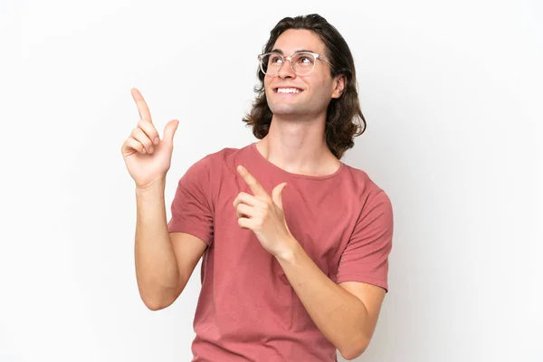 Junger Gutaussehender Mann Auf Weißem Hintergrund Der Mit Dem Zeigefinger — Stockfoto