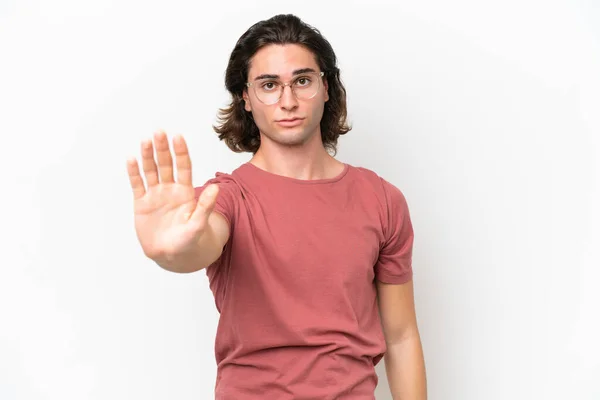 Νεαρός Όμορφος Άνδρας Απομονωμένος Λευκό Φόντο Κάνοντας Χειρονομία Στοπ — Φωτογραφία Αρχείου