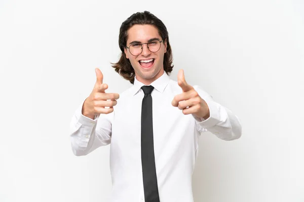 Homem Bonito Negócios Isolado Fundo Branco Apontando Para Frente Sorrindo — Fotografia de Stock