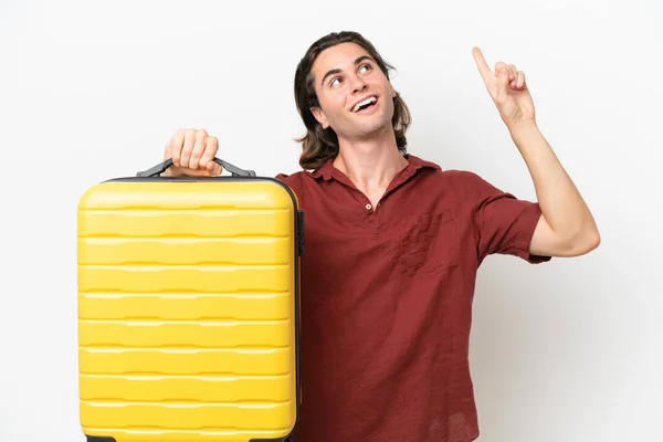 若いですハンサムな男隔離された上の白い背景で休暇で旅行スーツケースと指摘 — ストック写真