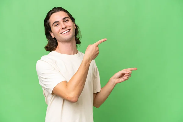 Yeşil Krom Arka Planda Izole Edilmiş Genç Beyaz Adam Parmağını — Stok fotoğraf