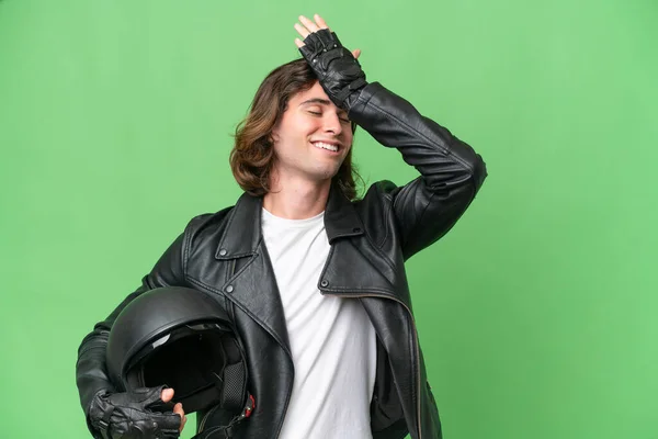年轻英俊的男子 头戴摩托车头盔 背景是绿色的 他已经意识到一些事情 并打算解决这个问题 — 图库照片