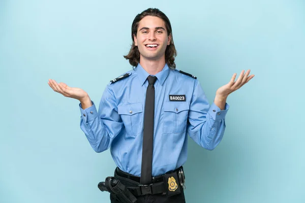 Молодий Поліцейський Білий Чоловік Ізольований Синьому Фоні Шокованою Експресією Обличчя — стокове фото