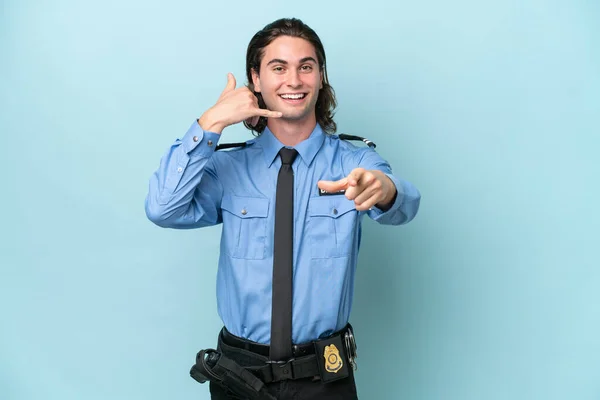 Joven Policía Caucásico Hombre Aislado Sobre Fondo Azul Haciendo Gesto —  Fotos de Stock