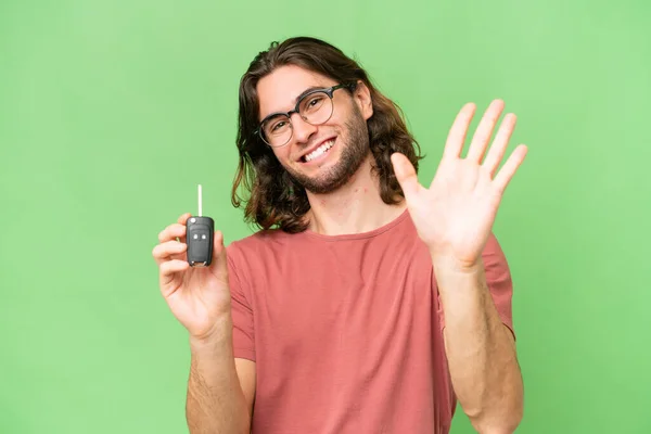 Mladý Pohledný Muž Drží Klíče Auta Přes Izolované Pozadí Salutování — Stock fotografie