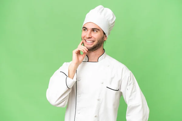 Jonge Knappe Chef Kok Man Geïsoleerde Achtergrond Denken Een Idee — Stockfoto