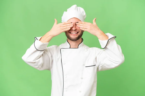 Genç Yakışıklı Aşçı Izole Edilmiş Arka Planda Gözleri Elleriyle Kapatıyor — Stok fotoğraf