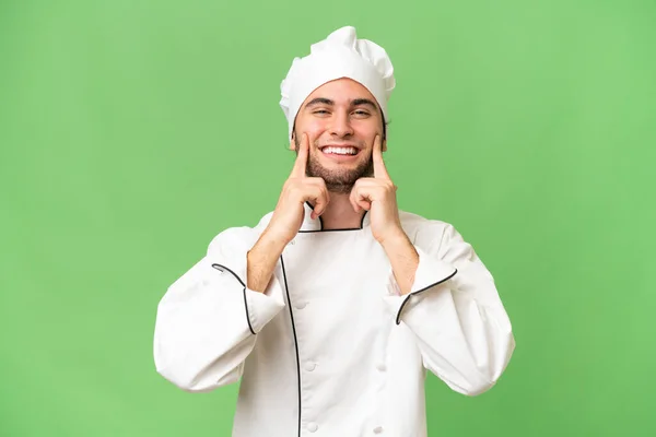 Młody Przystojny Szef Kuchni Człowiek Odosobnionym Tle Uśmiecha Się Szczęśliwy — Zdjęcie stockowe