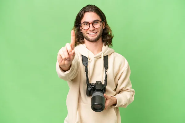 Fiatal Fotós Férfi Elszigetelt Háttér Bemutató Emelés Egy Ujját — Stock Fotó