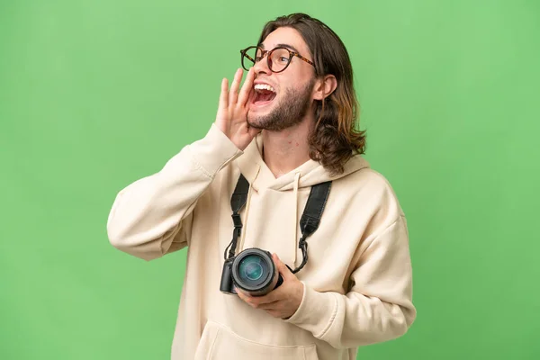 Jovem Fotógrafo Homem Sobre Fundo Isolado Gritando Com Boca Bem — Fotografia de Stock