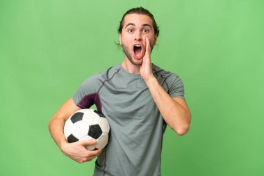 Genç yakışıklı futbolcu şaşırmış ve şok olmuş bir yüz ifadesi ile izole edilmiş.