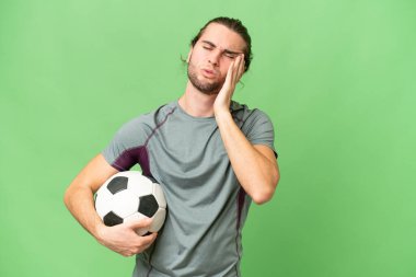 Genç yakışıklı futbolcu, izole edilmiş geçmişiyle baş ağrısı çekiyor.