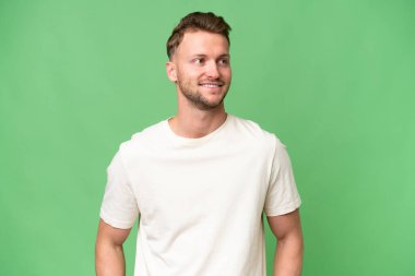 Sarışın, beyaz, soyutlanmış bir geçmişi olan bir adam.