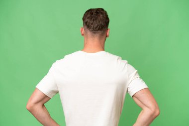 Arka planda izole edilmiş genç sarışın beyaz bir adam var.