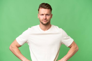 İzole edilmiş geçmişi olan genç, sarışın, beyaz bir adam.