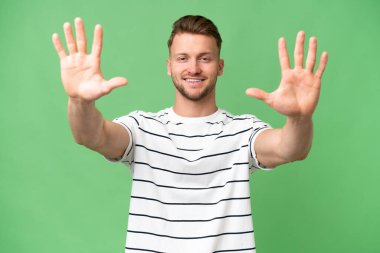 İzole edilmiş arka planda genç sarışın beyaz adam parmaklarıyla ona kadar sayıyor.