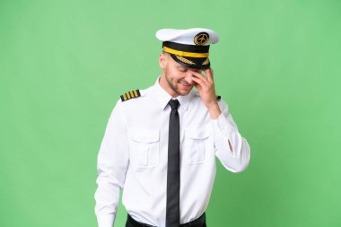 Uçak pilotu izole edilmiş arka planda gülüyor.