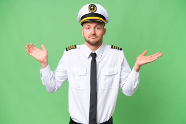 Uçak pilotu izole edilmiş arka planda el kaldırırken kuşkuları var.