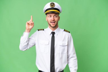 Uçak pilotu izole edilmiş arka planda parmağını kaldırırken çözümü bulmayı amaçlıyor.