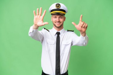 Uçak pilotu izole edilmiş arka planda yediyi parmaklarıyla sayıyor