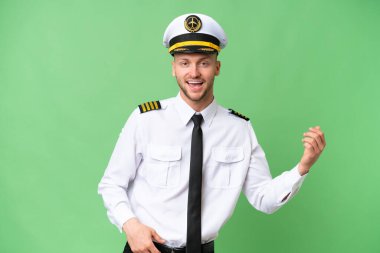 Uçak pilotu izole edilmiş arka planda gitar hareketi yapıyor.