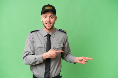 İzole edilmiş geçmişi olan genç bir beyaz adam şaşırmış ve işaret ediyor.