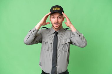 Genç, beyaz bir adam, tecrit edilmiş, sürpriz bir ifadeyle.