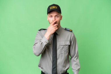 İzole edilmiş geçmişi olan beyaz bir adam sağa bakarken şaşırmış ve şok olmuştu.