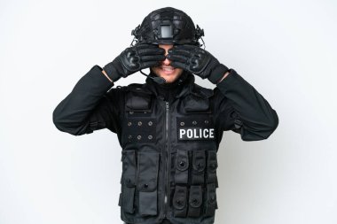 İzole edilmiş beyaz arkaplan üzerinde SWAT adam eller ile gözleri kaplıyor