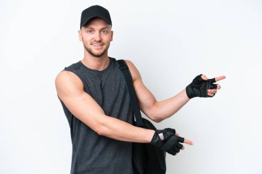 İzole edilmiş beyaz arka planda spor çantalı, sarışın, beyaz, beyaz bir erkek.