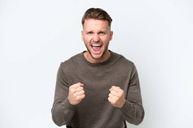 Beyaz arka planda izole edilmiş genç sarışın beyaz adam kötü bir durum yüzünden hayal kırıklığına uğradı.